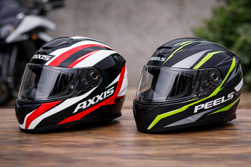 Comparação entre capacete Axxis e capacete Peels lado a lado destacando design e estilo dos modelos