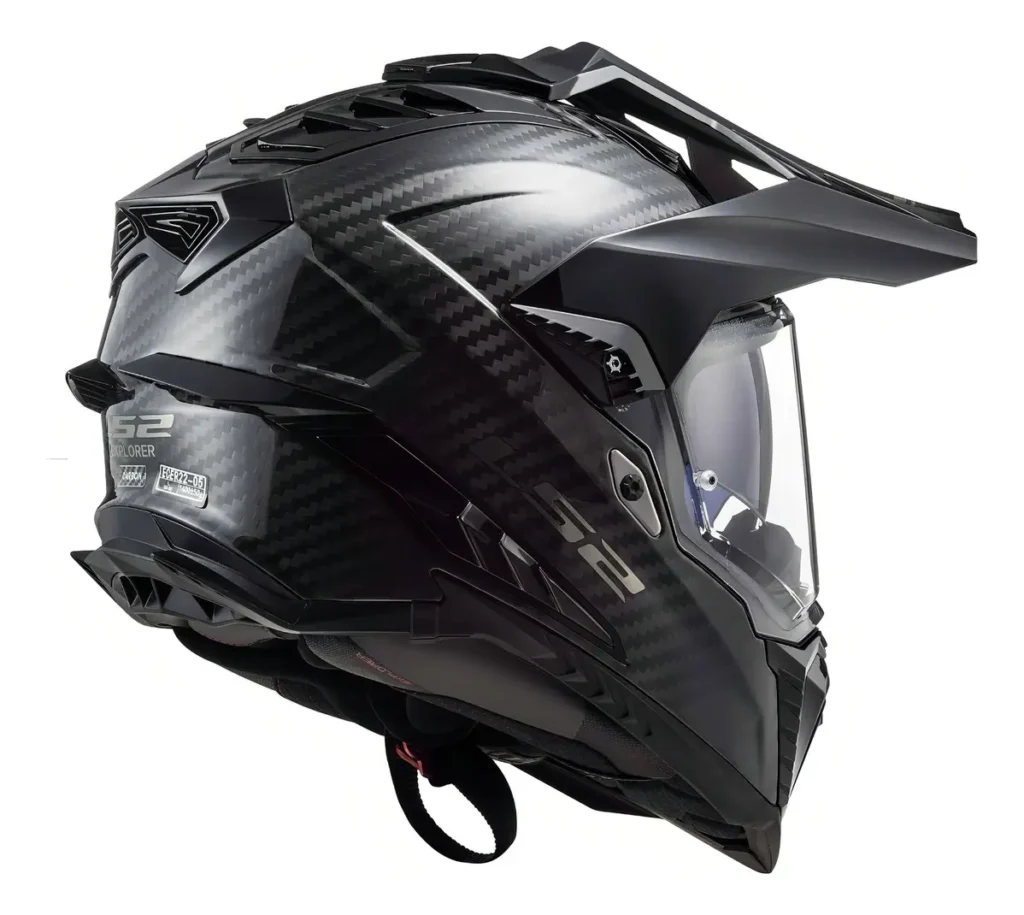 Capacete LS2 Explorer Carbon é bom? Review completo do dual-sport em carbono Capacete LS2 Explorer Carbon preto em fibra de carbono, detalhe do casco com etiqueta Explorer Carbon