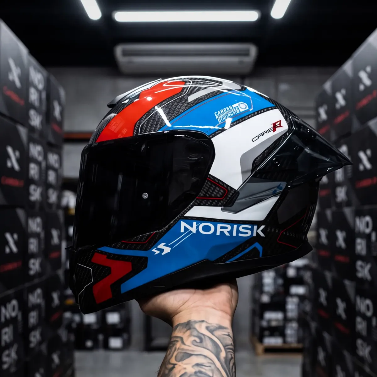 Capacete Norisk Carbon R Solid Matte, vista lateral em uso