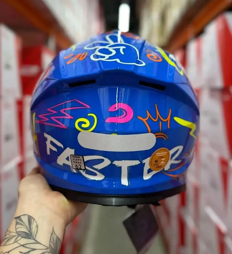 Capacete Race Tech Hit em outro ângulo, detalhe do spoiler e das entradas de ar